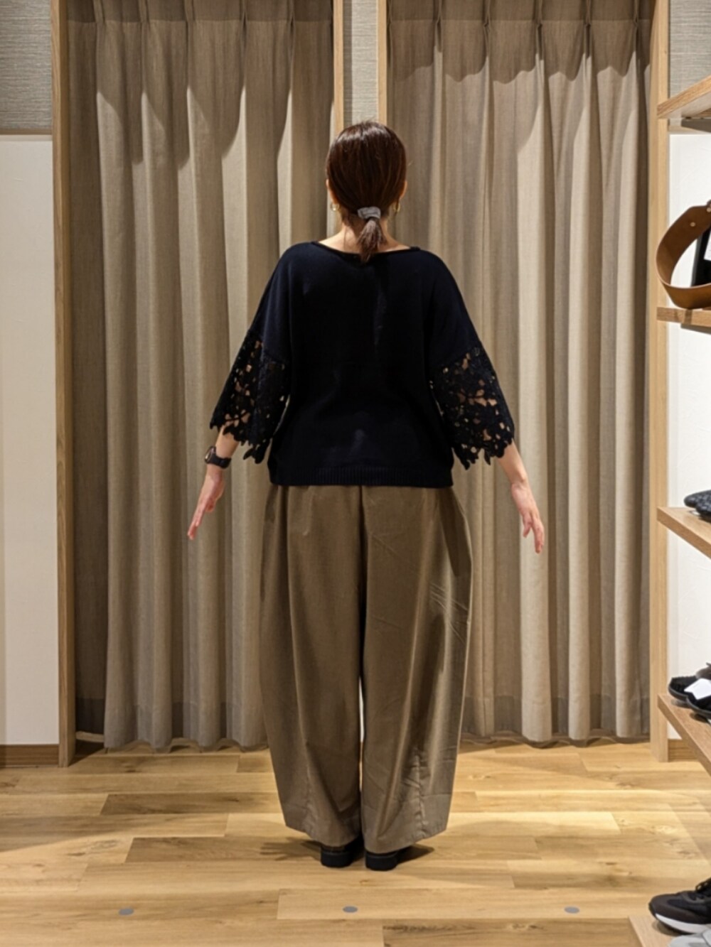 ブルー系のニット/セーター、ブラウン系のローファー、その他のその他パンツを着用したレディースの秋コーディネートの5枚目の写真