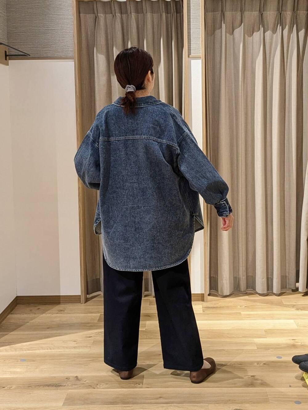 ベージュ系のベスト、ブルー系のシャツ/ブラウス、ブルー系のその他パンツを着用したレディースの春コーディネートの2枚目の写真