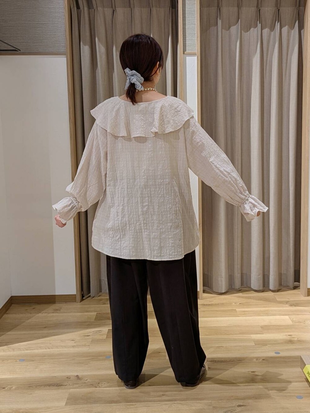 ブラウン系のショルダーバッグ、グレー系のその他パンツ、ブラウン系のローファーを着用したレディースの冬コーディネートの2枚目の写真