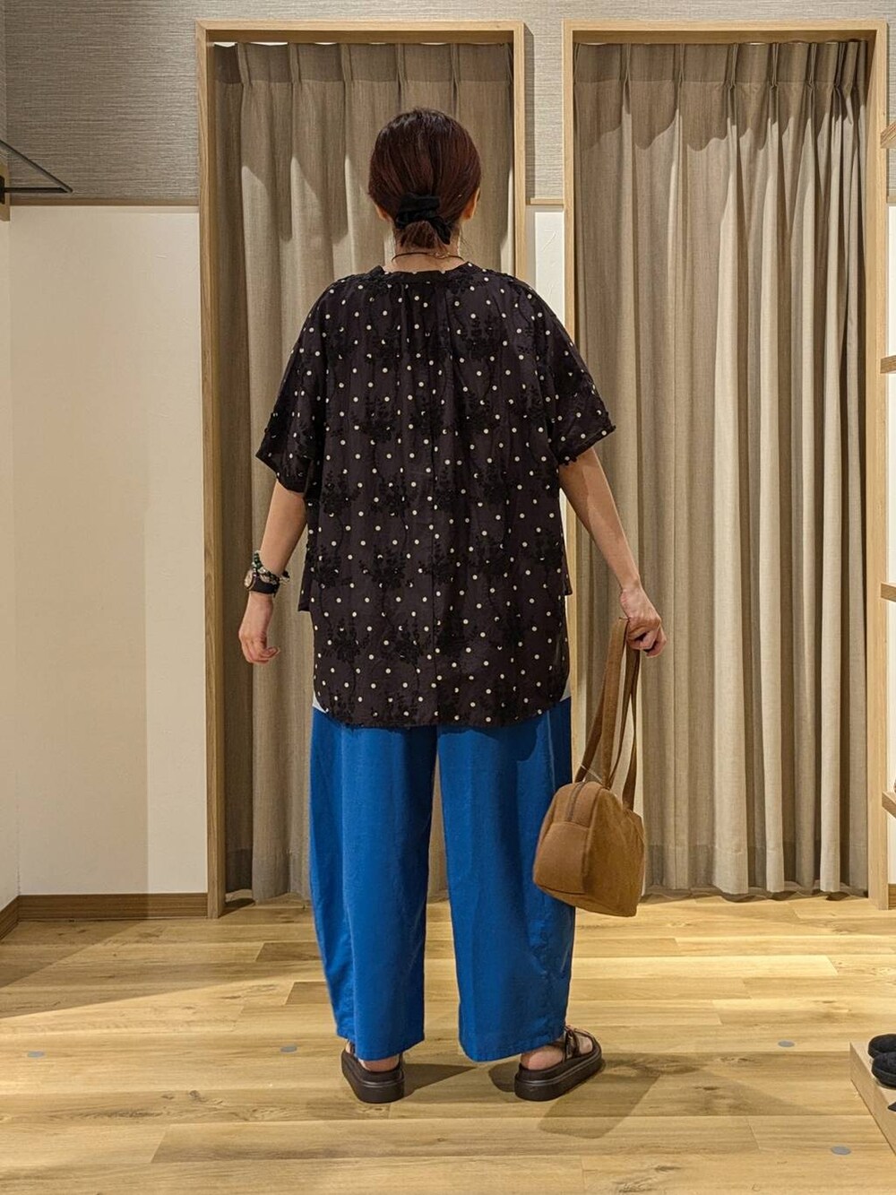 ブラウン系のショルダーバッグ、ホワイト系のTシャツ/カットソー、その他のシャツ/ブラウスを着用したレディースの夏コーディネートの3枚目の写真
