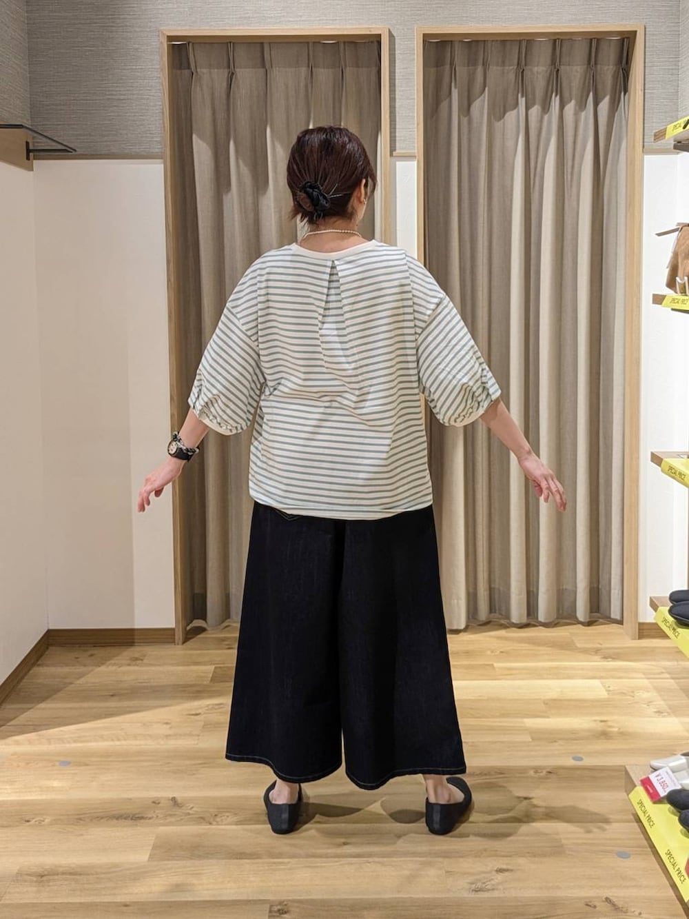 ブラウン系のショルダーバッグ、グレー系のパンプス、その他のTシャツ/カットソーを着用したレディースの春コーディネートの2枚目の写真