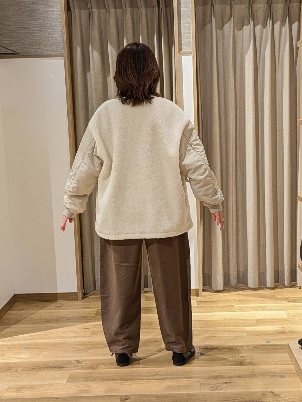 ブラウン系のその他パンツ、ホワイト系のその他アウター、ブラック系のスニーカーを着用したレディースの冬コーディネートの3枚目の写真