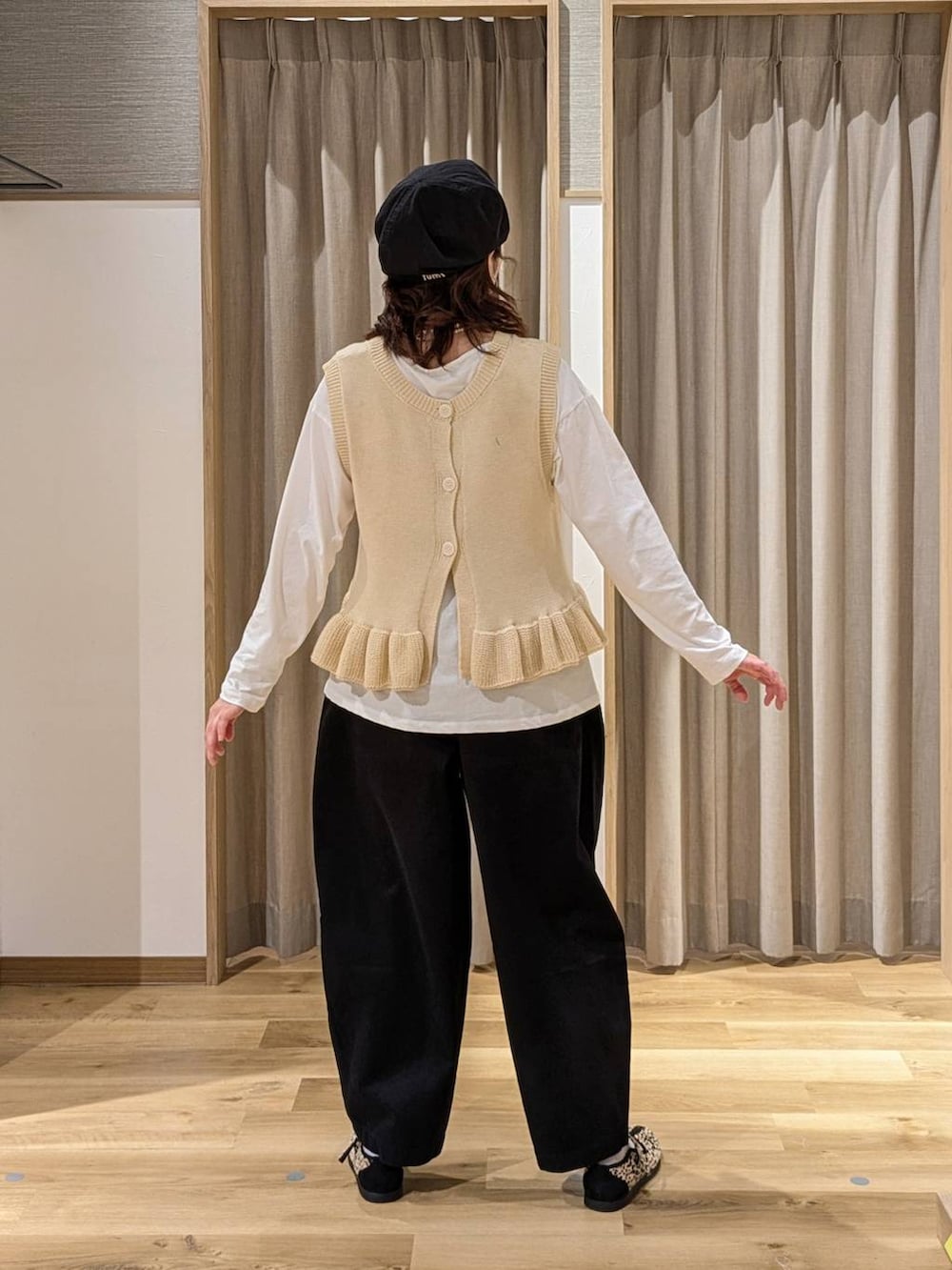 その他のスニーカー、ホワイト系のTシャツ/カットソー、ブラック系のその他パンツを着用したレディースの春コーディネートの2枚目の写真