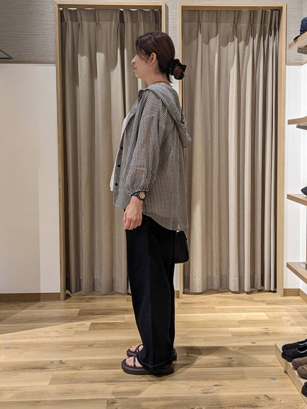 その他のシャツ/ブラウス、ブラウン系のサンダル、ブルー系のデニムパンツを着用したレディースの夏コーディネートの2枚目の写真