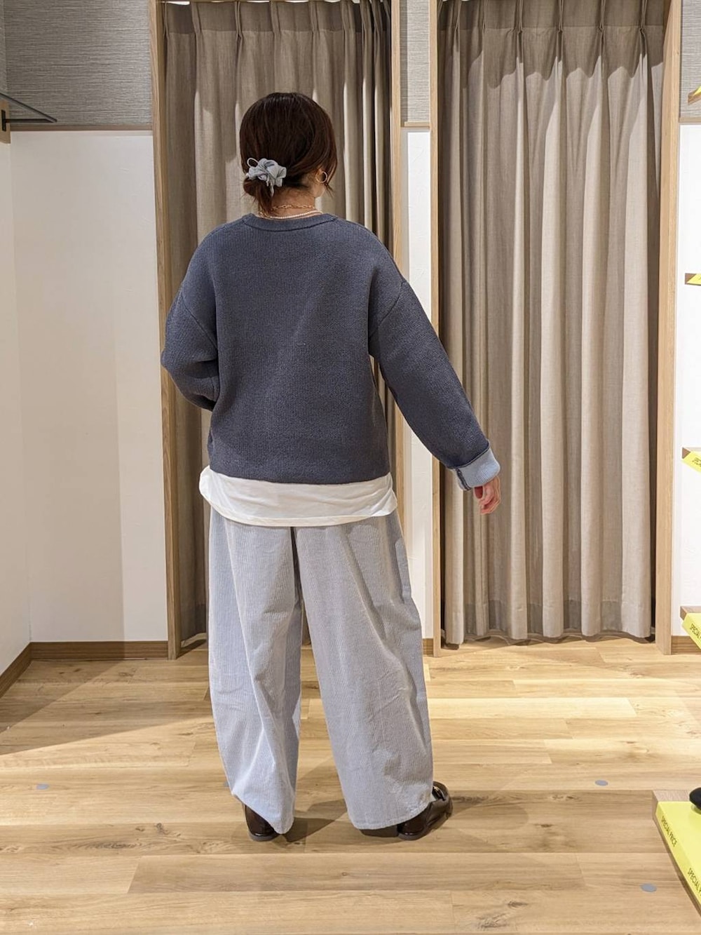 ブルー系のその他パンツ、ブラウン系のショルダーバッグ、ホワイト系のTシャツ/カットソーを着用したレディースの冬コーディネートの2枚目の写真