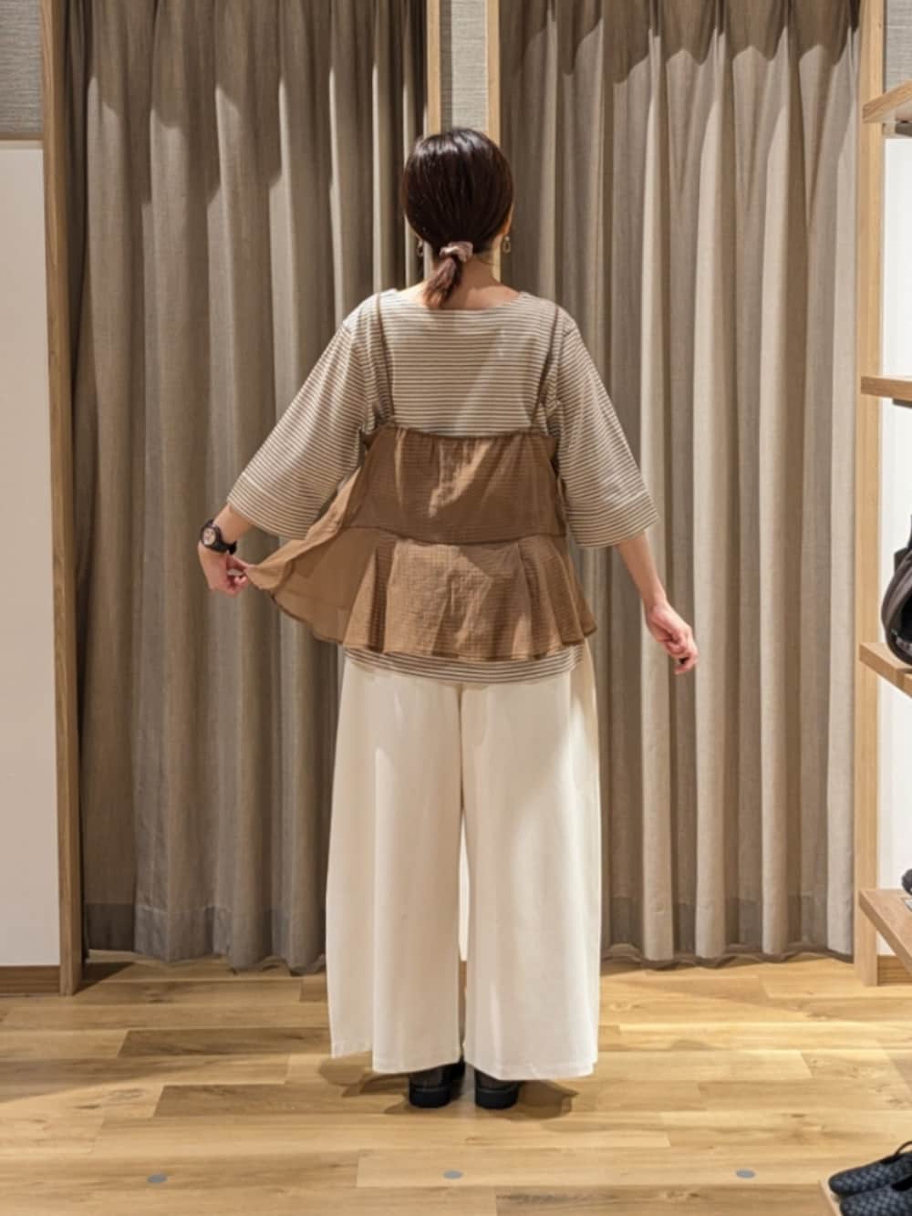 その他のTシャツ/カットソー、ブラウン系のキャミソール、ブラック系のショルダーバッグを着用したレディースの秋コーディネートの5枚目の写真