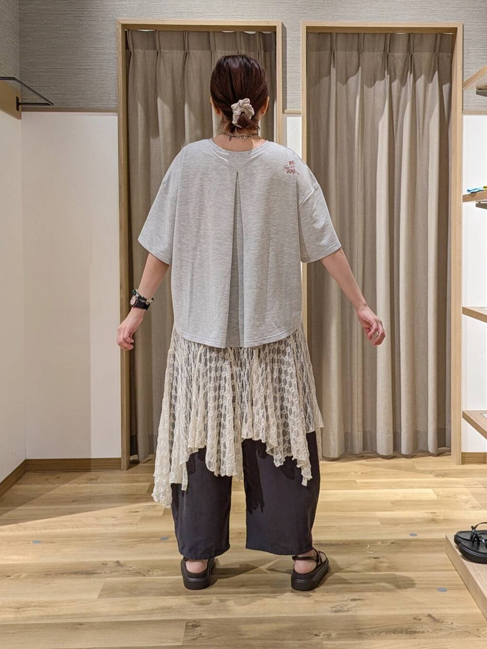 ブラウン系のサンダル、ベージュ系のワンピース、その他のその他パンツを着用したレディースの夏コーディネートの2枚目の写真