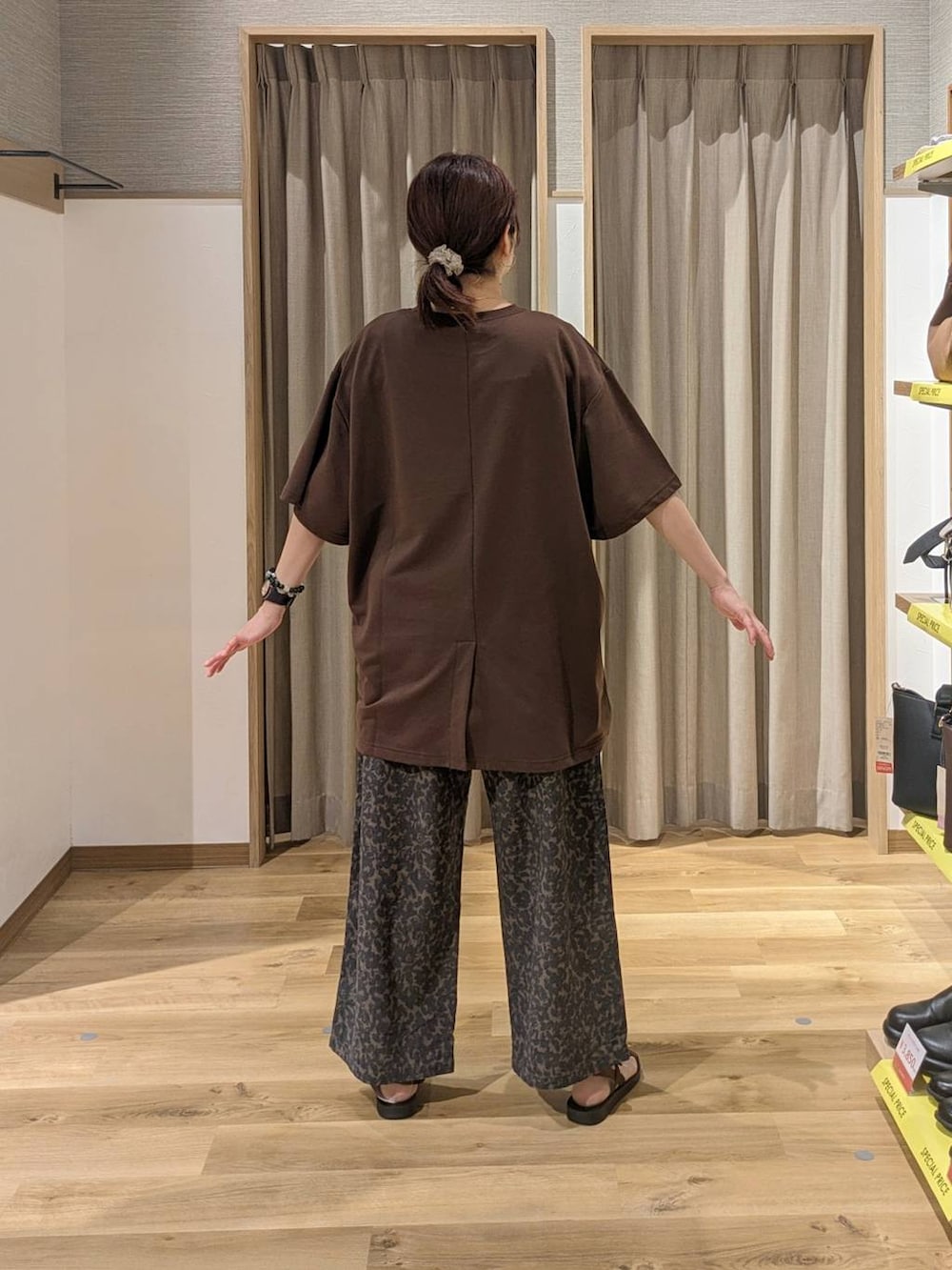 ブラウン系のサンダル、ブラウン系のトートバッグ、その他のその他パンツを着用したレディースの春コーディネートの2枚目の写真