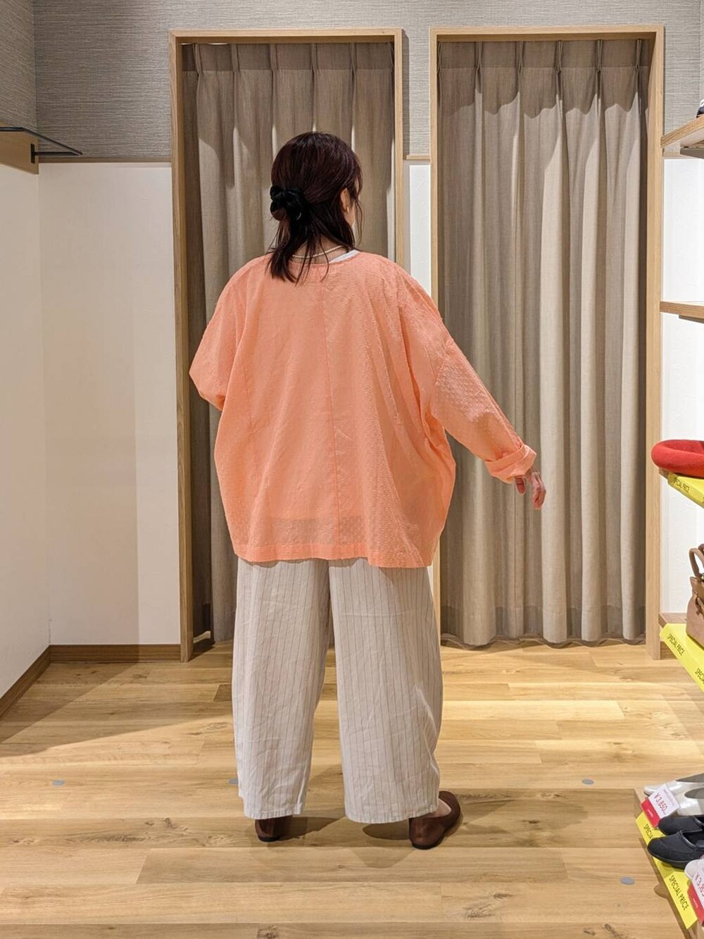 ブラウン系のパンプス、ピンク系のシャツ/ブラウス、ホワイト系のTシャツ/カットソーを着用したレディースの春コーディネートの2枚目の写真