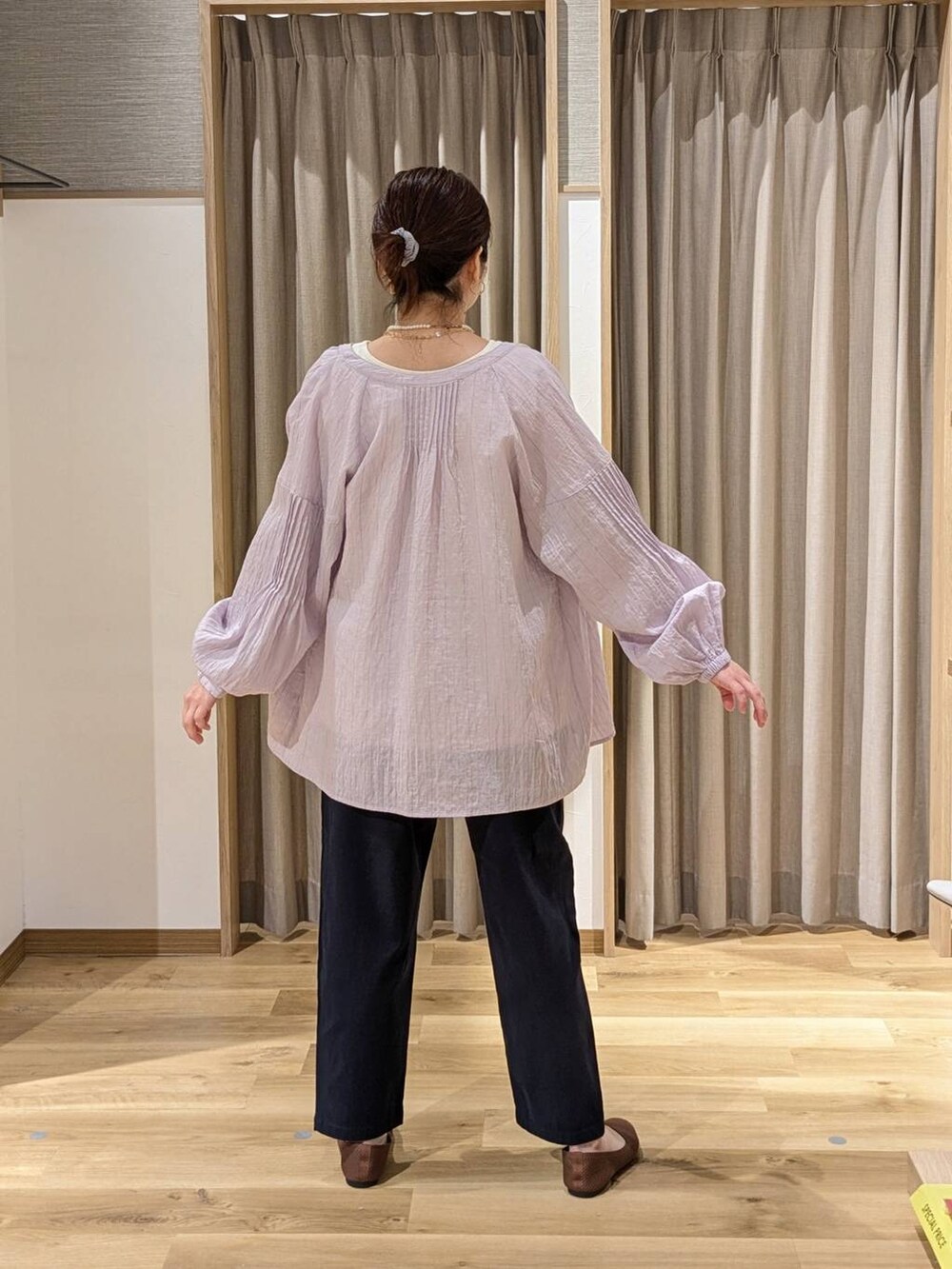 ブラウン系のショルダーバッグ、ブルー系のその他パンツ、ブラウン系のパンプスを着用したレディースの春コーディネートの2枚目の写真