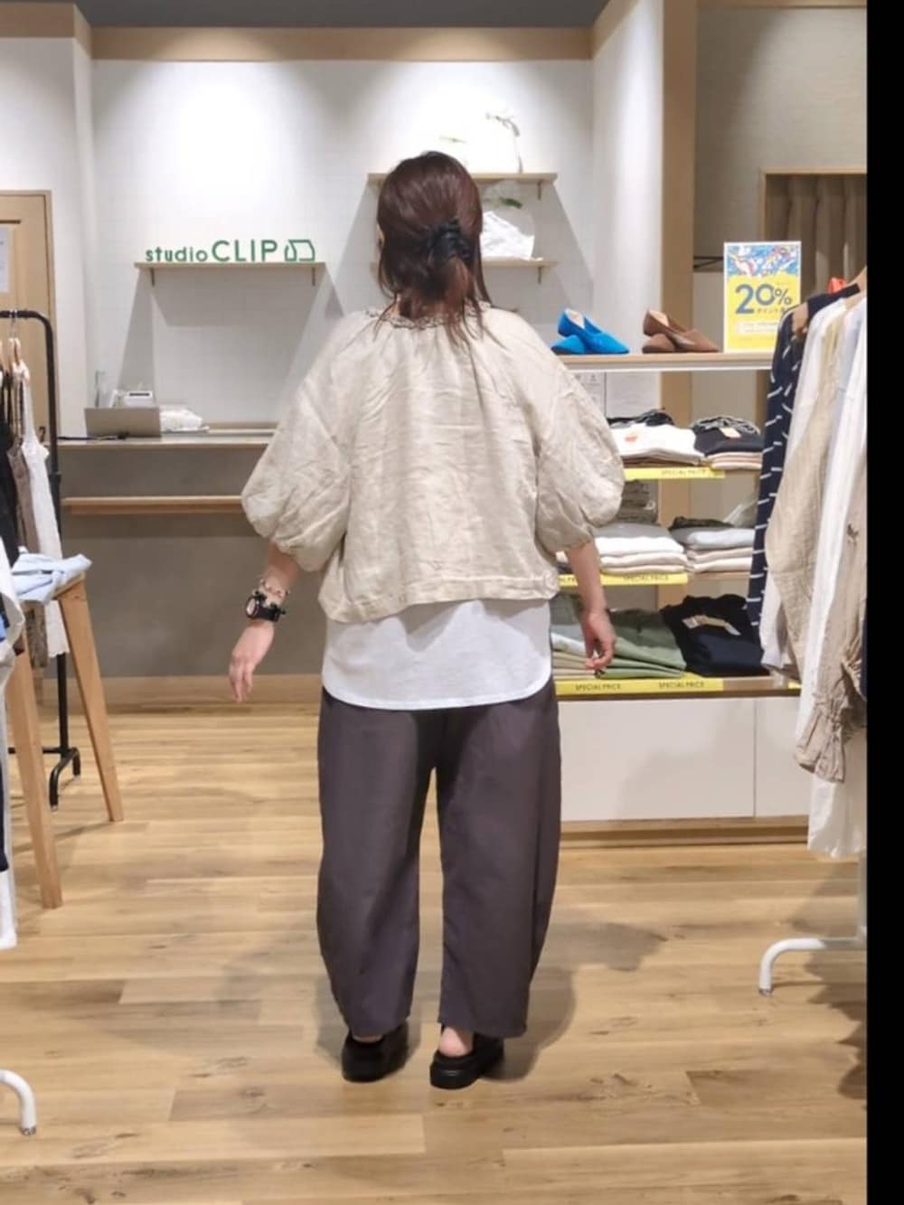 ブルー系のショルダーバッグ、グリーン系のサンダル、その他のその他パンツを着用したレディースの春コーディネートの2枚目の写真