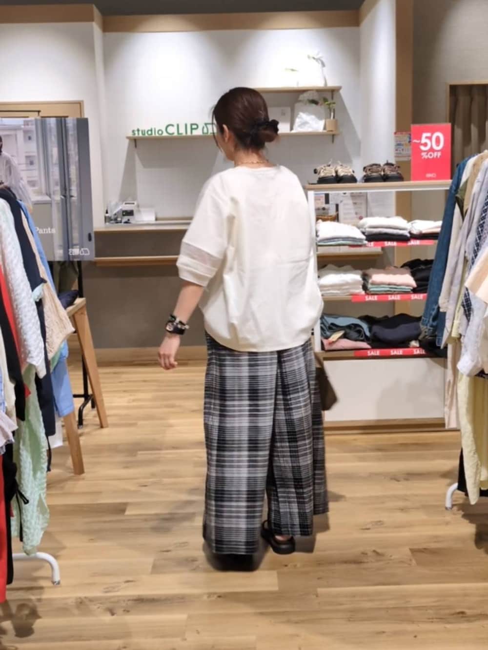 ホワイト系のTシャツ/カットソー、ブラウン系のサンダル、ホワイト系のその他パンツを着用したレディースの夏コーディネートの2枚目の写真