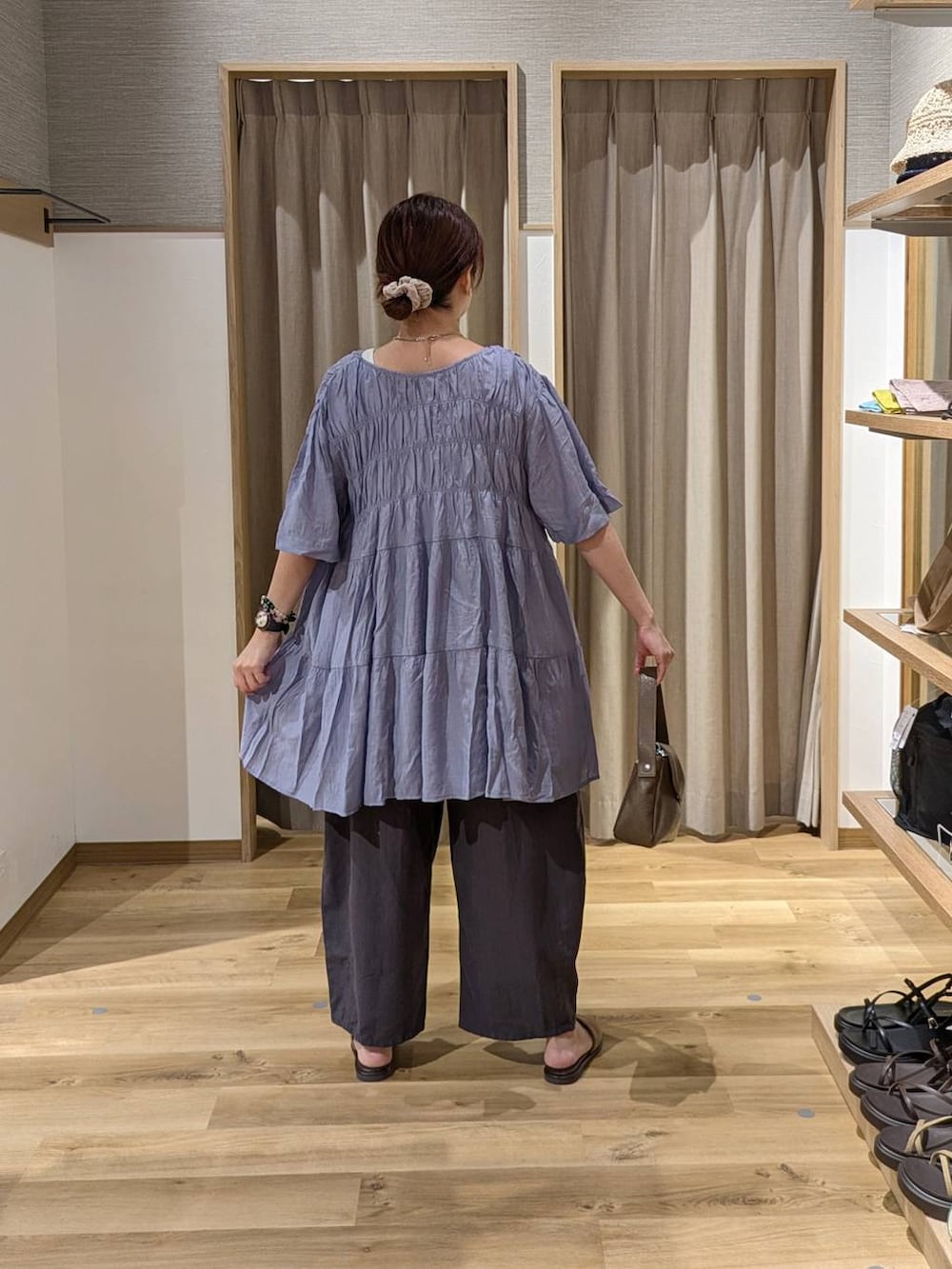 その他のその他パンツ、ブラウン系のサンダル、ブラウン系のショルダーバッグを着用したレディースの夏コーディネートの2枚目の写真
