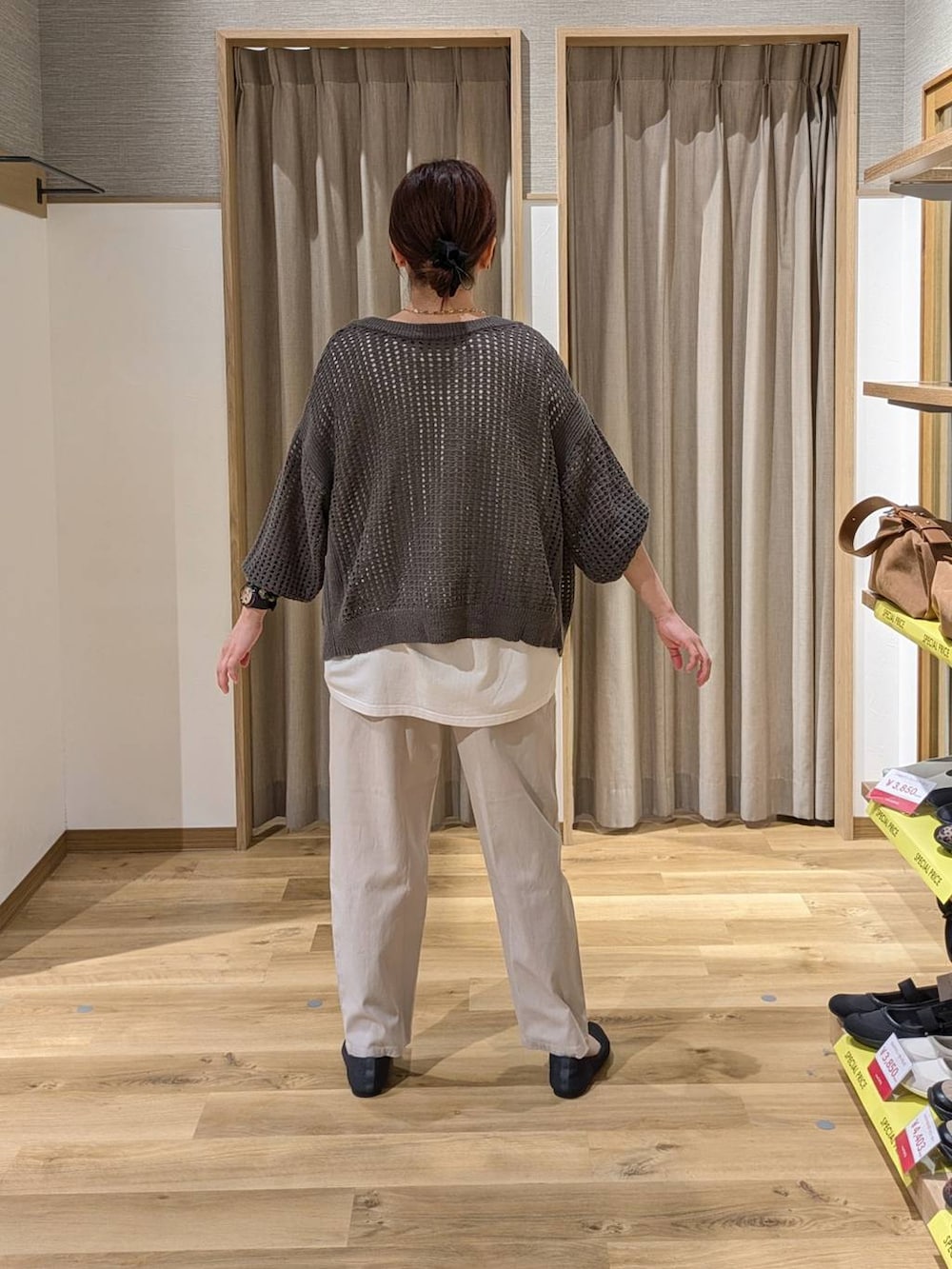 ベージュ系のトートバッグ、ベージュ系のその他パンツ、グレー系のパンプスを着用したレディースの春コーディネートの2枚目の写真