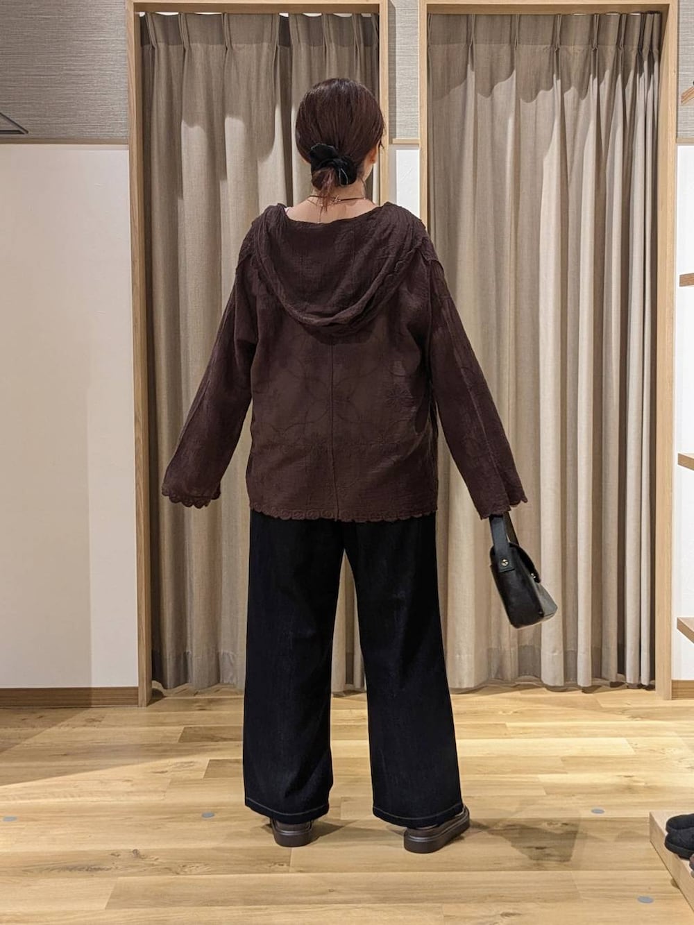 ブラウン系のシャツ/ブラウス、ブラウン系のサンダル、ホワイト系のタンクトップを着用したレディースの夏コーディネートの3枚目の写真