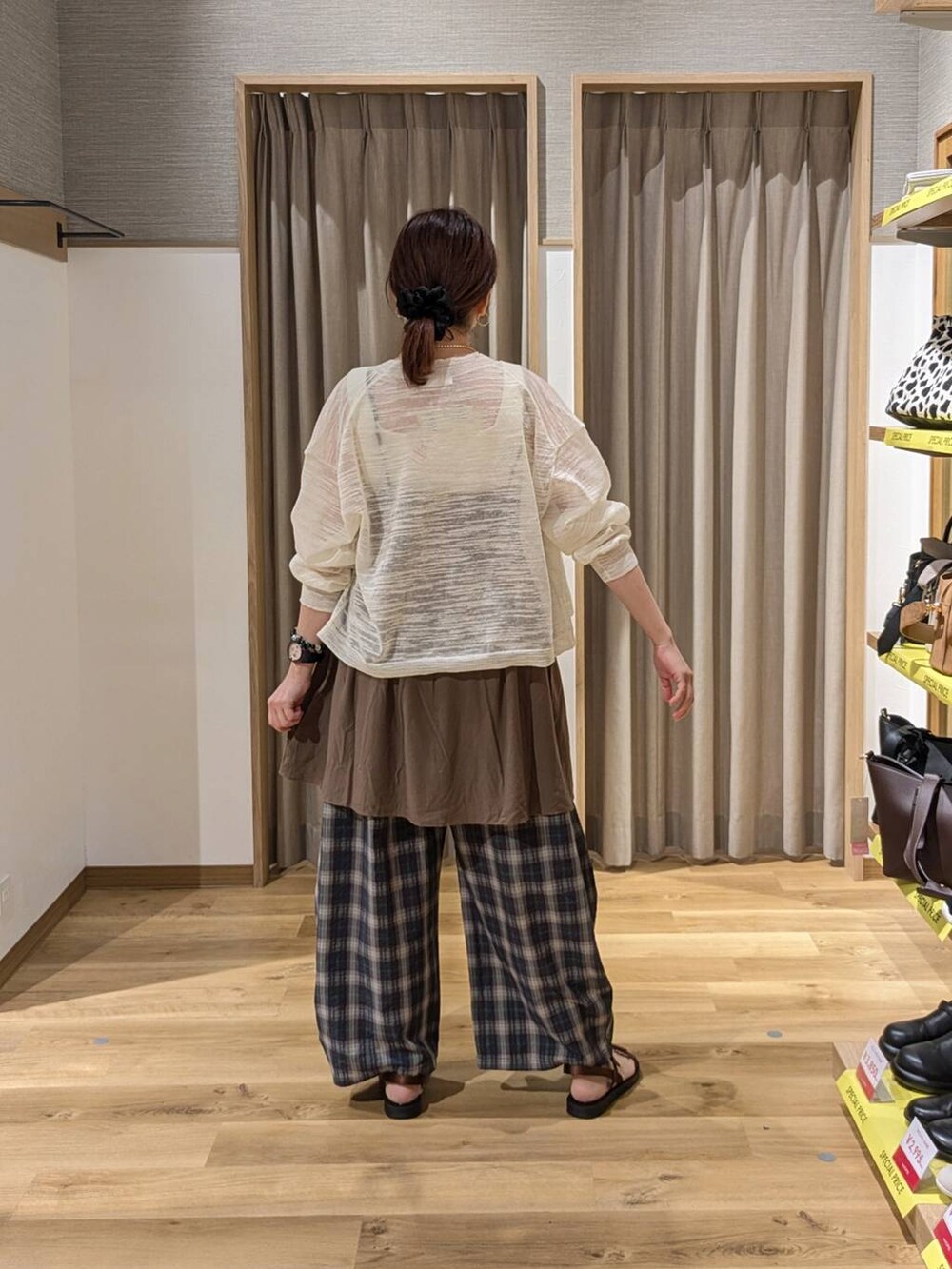 ブラウン系のショルダーバッグ、ブラウン系のサンダル、ベージュ系のタンクトップを着用したレディースの春コーディネートの2枚目の写真