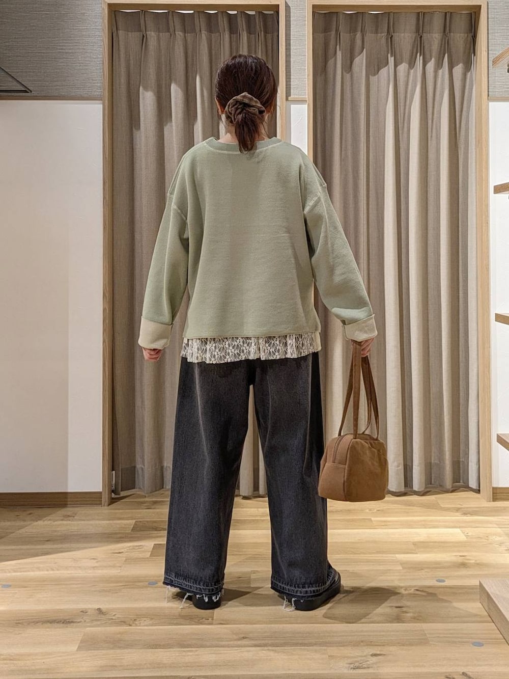 ブラウン系のショルダーバッグ、その他のTシャツ/カットソー、グリーン系のニット/セーターを着用したレディースの秋コーディネートの3枚目の写真