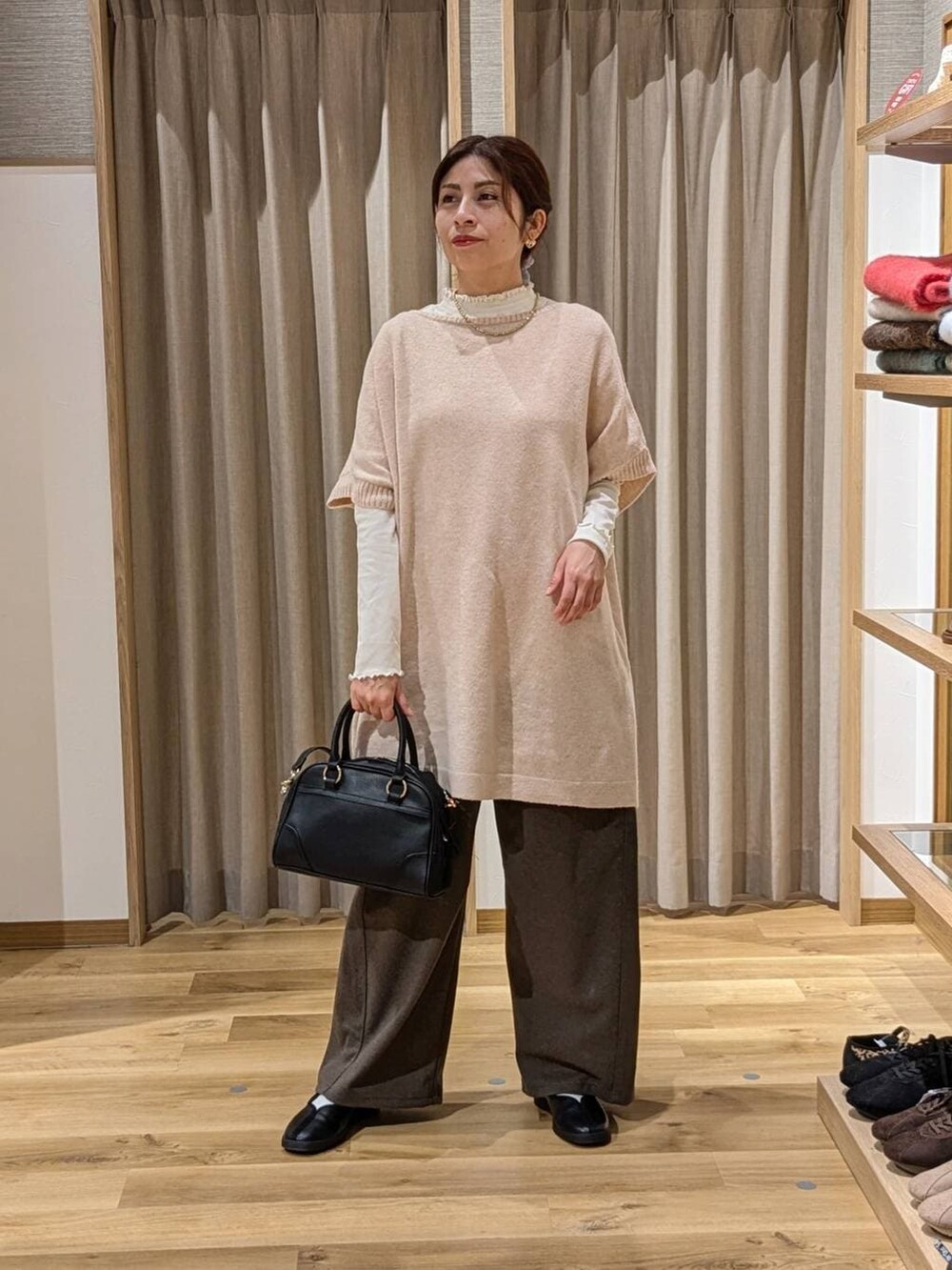 ホワイト系のTシャツ/カットソー、ブラウン系のその他パンツ、ブラック系のショルダーバッグを着用したレディースの冬コーディネートの2枚目の写真