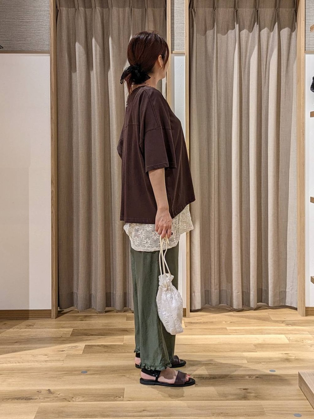ブラウン系のTシャツ/カットソー、グリーン系のその他パンツ、ホワイト系のベストを着用したレディースの夏コーディネートの2枚目の写真