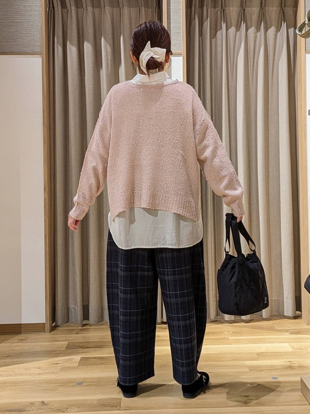 ブラック系のその他シューズ、ピンク系のニット/セーター、ブラック系のその他パンツを着用したレディースの秋コーディネートの3枚目の写真