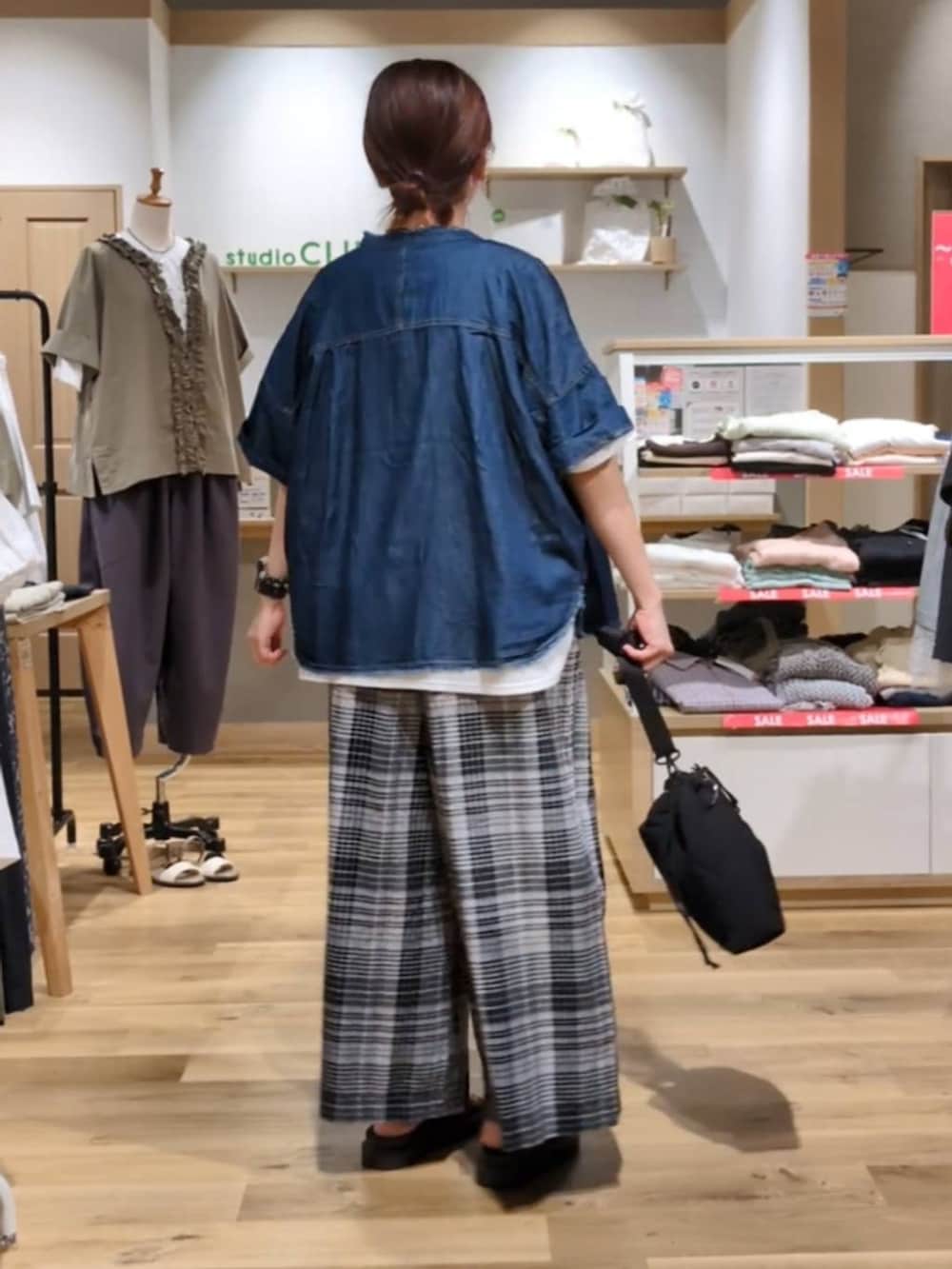 ブラック系のショルダーバッグ、ブラウン系のサンダル、ホワイト系のその他パンツを着用したレディースの夏コーディネートの2枚目の写真