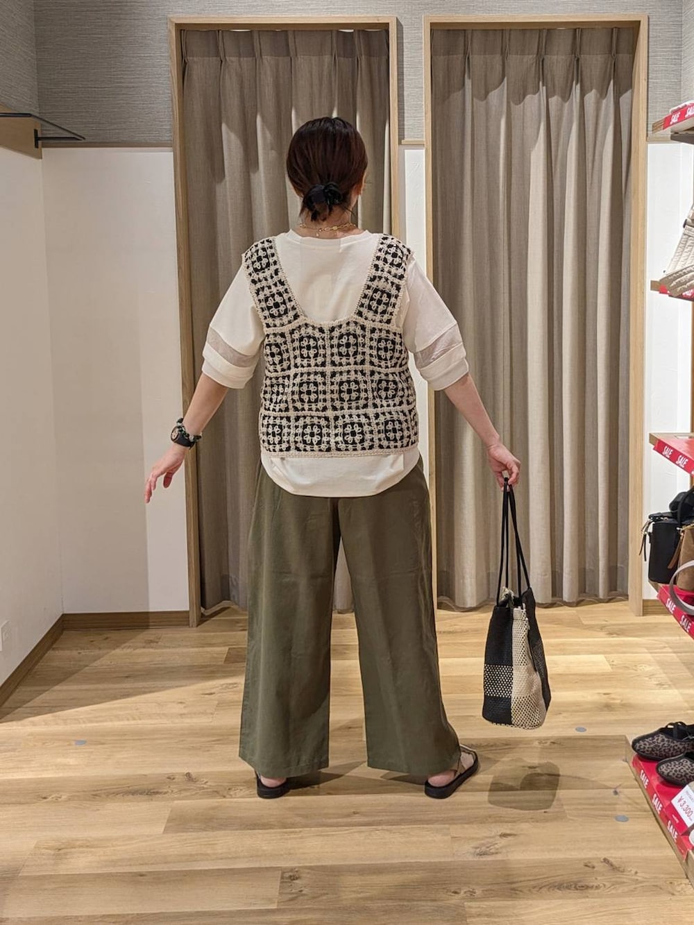 その他のベスト、ホワイト系のTシャツ/カットソー、ブラック系のトートバッグを着用したレディースの夏コーディネートの2枚目の写真