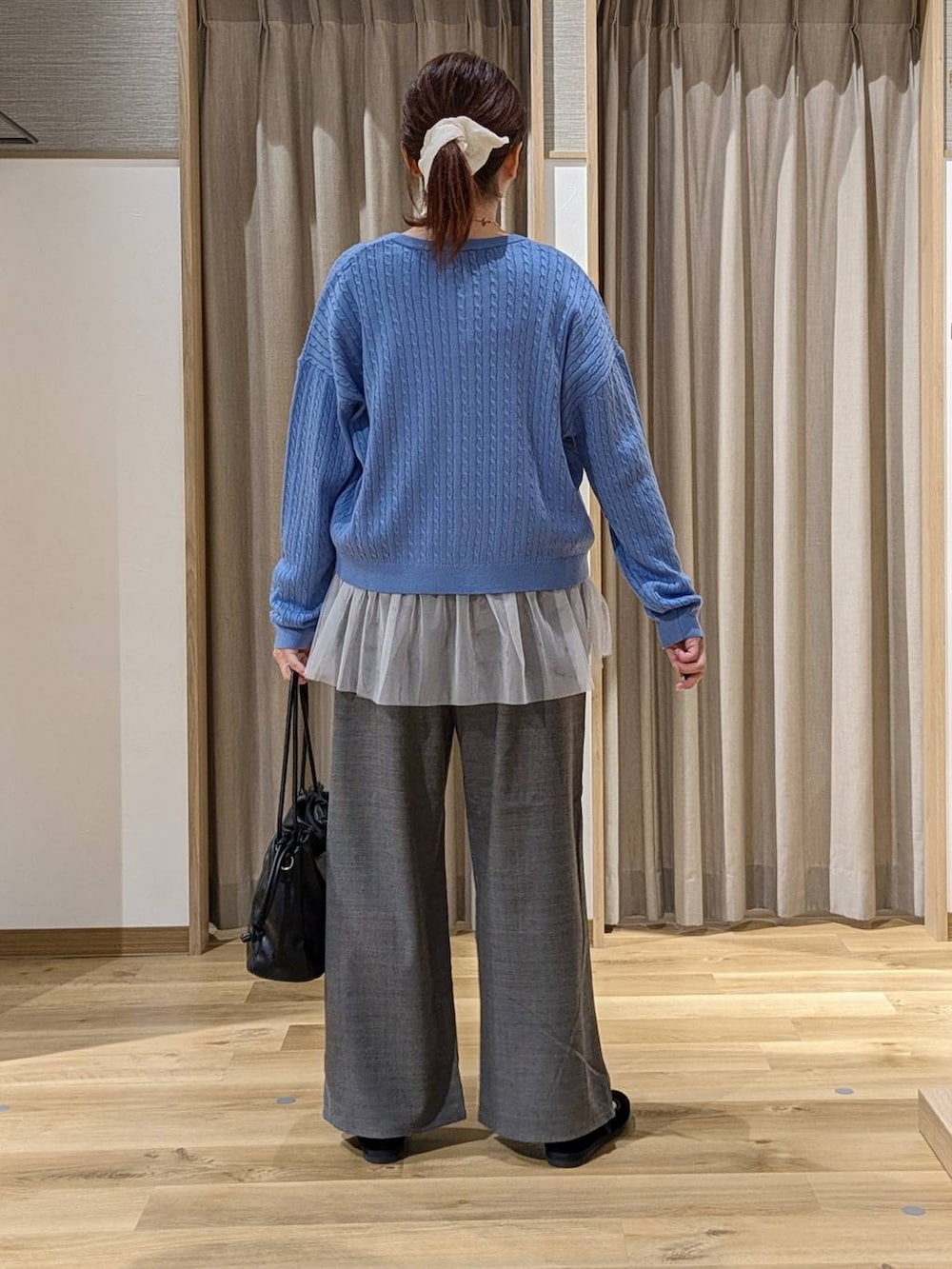 ブラック系のその他シューズ、その他のTシャツ/カットソー、ブラック系のショルダーバッグを着用したレディースの秋コーディネートの3枚目の写真