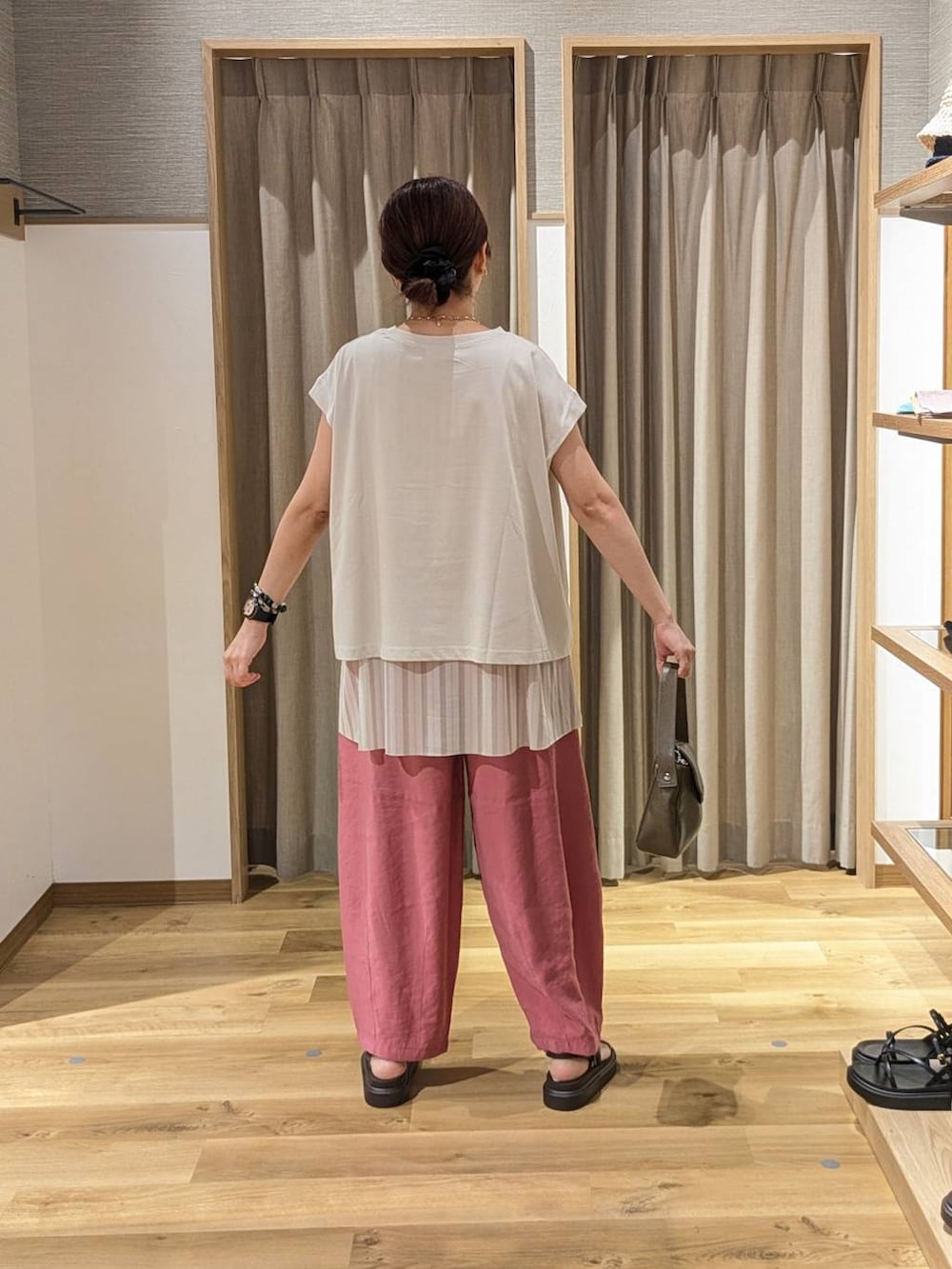 グレー系のTシャツ/カットソー、ブラウン系のサンダル、ピンク系のその他パンツを着用したレディースの夏コーディネートの2枚目の写真
