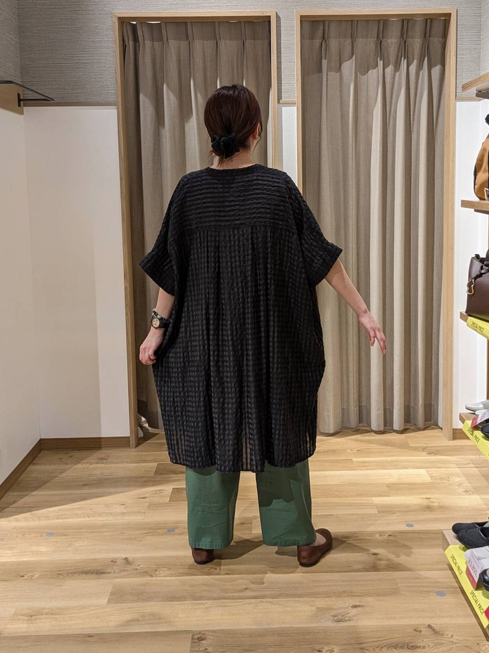 ブラック系のトートバッグ、グリーン系のその他パンツ、ブラウン系のパンプスを着用したレディースの春コーディネートの2枚目の写真