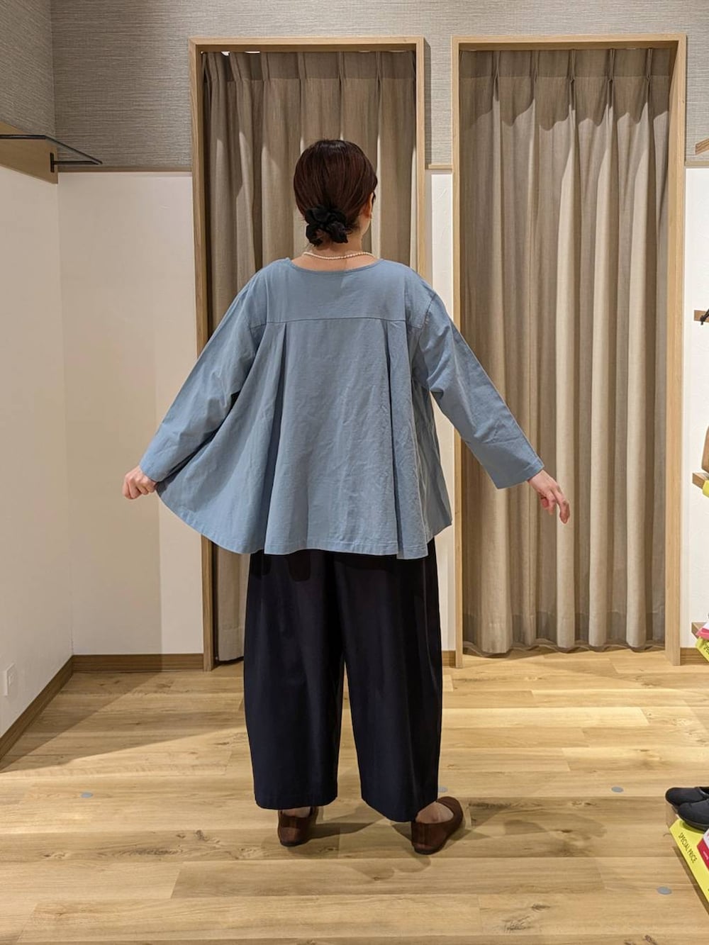ブルー系のその他パンツ、ブラウン系のパンプス、ブルー系のTシャツ/カットソーを着用したレディースの春コーディネートの2枚目の写真