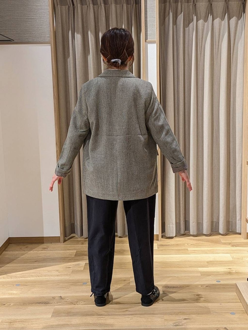 ブラック系のその他パンツ、グレー系のテーラードジャケット、グレー系のシャツ/ブラウスを着用したレディースの冬コーディネートの3枚目の写真