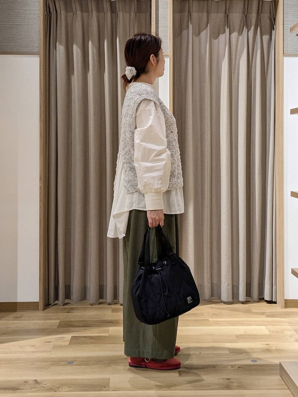 レッド系のその他シューズ、ベージュ系のシャツ/ブラウス、グレー系のベストを着用したレディースの秋コーディネートの2枚目の写真