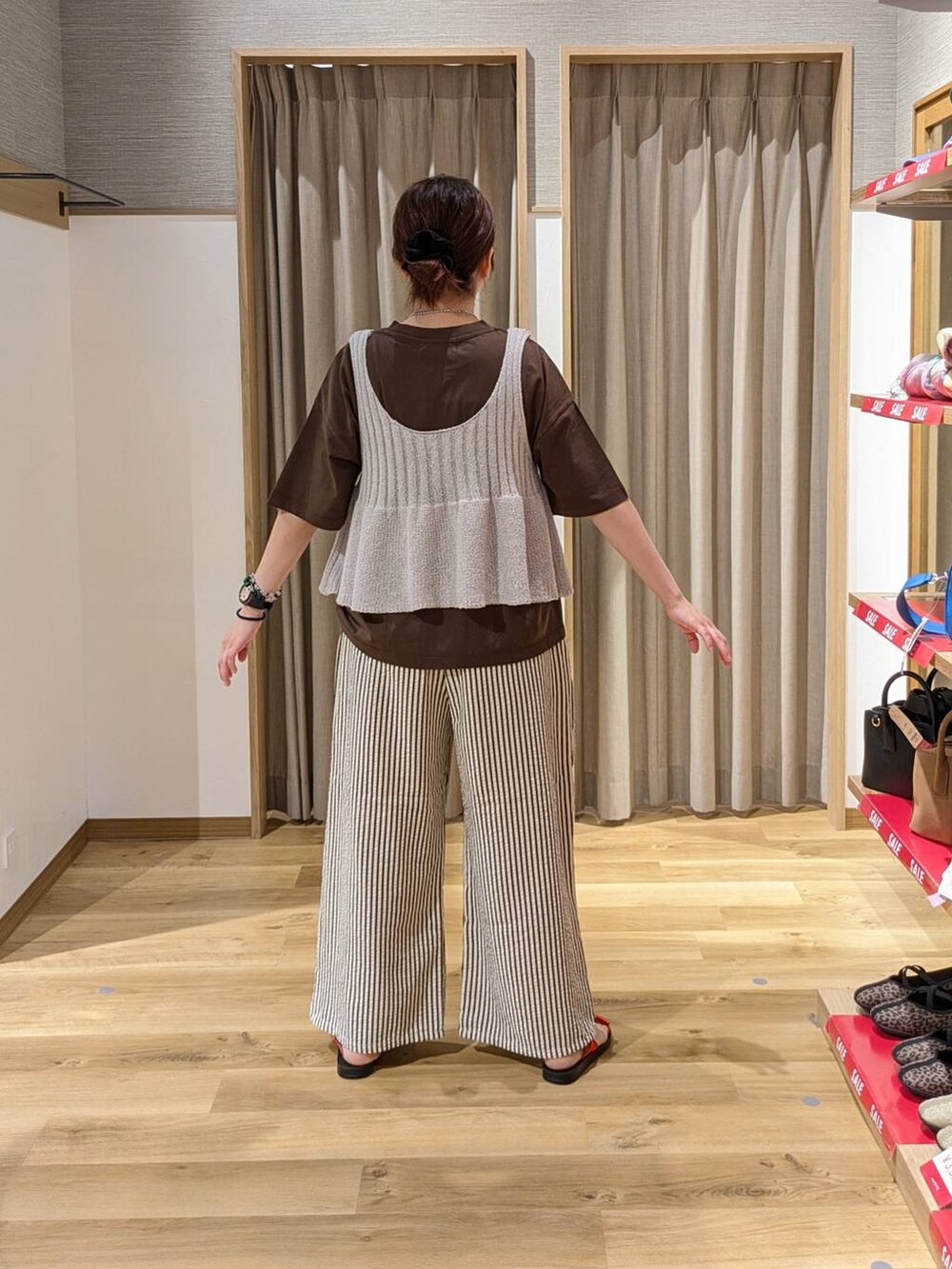 ブラウン系のショルダーバッグ、レッド系のサンダル、その他のその他パンツを着用したレディースの夏コーディネートの2枚目の写真