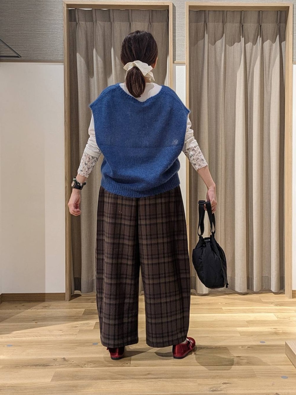 レッド系のその他シューズ、ブルー系のニット/セーター、その他のTシャツ/カットソーを着用したレディースの秋コーディネートの4枚目の写真