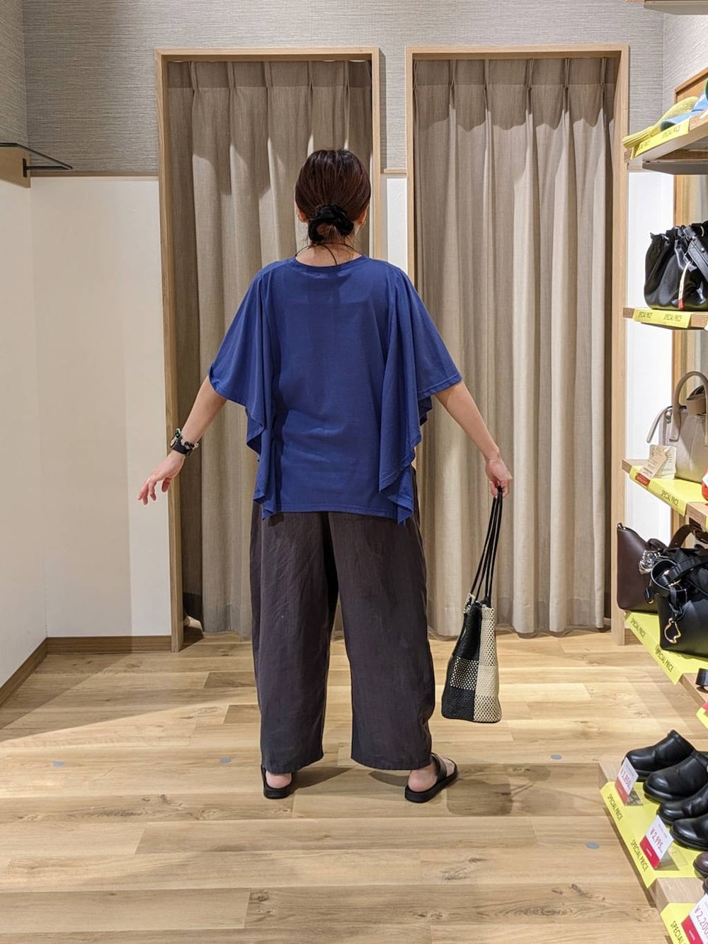 ブラック系のトートバッグ、ブラック系のサンダル、その他のその他パンツを着用したレディースの夏コーディネートの2枚目の写真
