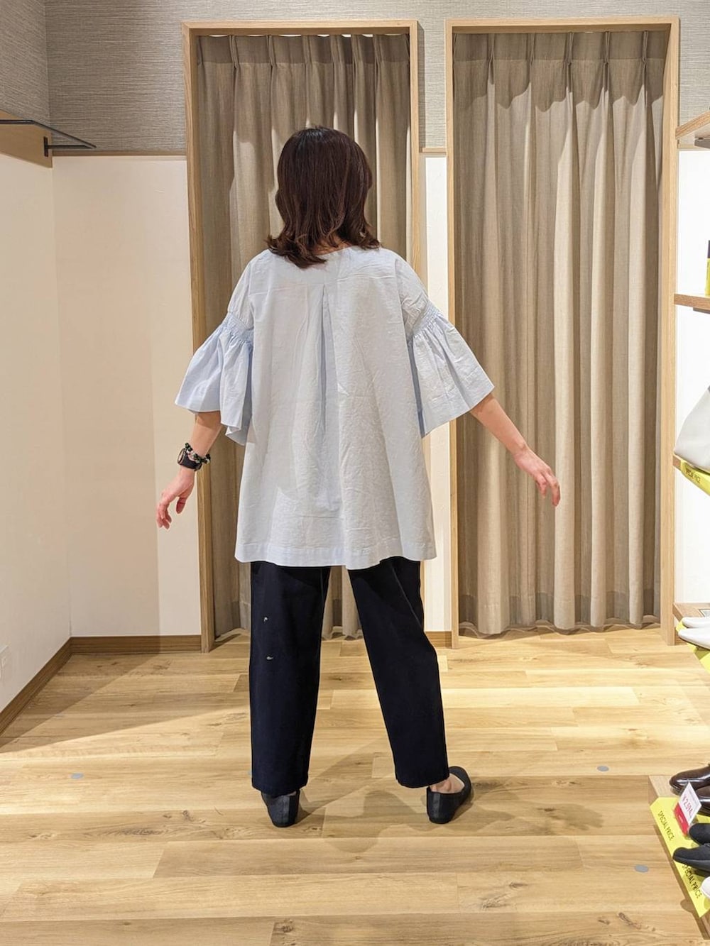 ブラウン系のショルダーバッグ、ブルー系のその他パンツ、グレー系のパンプスを着用したレディースの春コーディネートの2枚目の写真