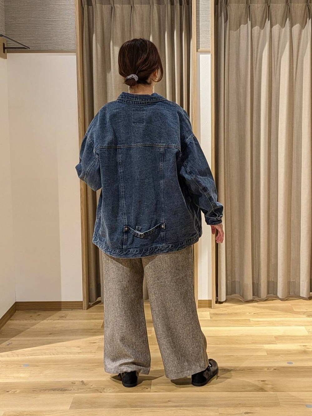 ホワイト系のTシャツ/カットソー、ベージュ系のスラックス、ブルー系のデニムジャケットを着用したレディースの冬コーディネートの2枚目の写真