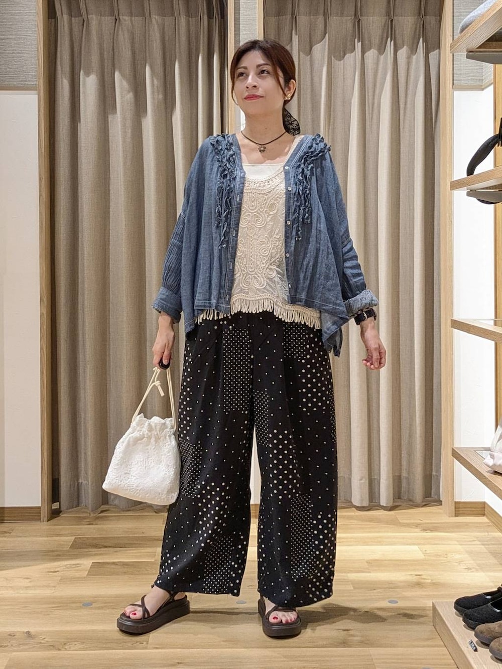 ベージュ系のシャツ/ブラウス、ブラウン系のサンダル、ベージュ系のタンクトップを着用したレディースの夏コーディネートの4枚目の写真