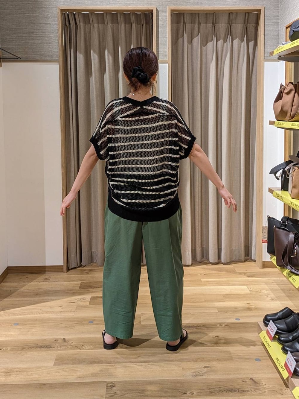 ベージュ系のショルダーバッグ、グリーン系のその他パンツ、ブラック系のサンダルを着用したレディースの春コーディネートの2枚目の写真