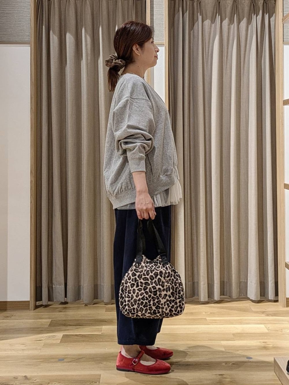レッド系のその他シューズ、その他のTシャツ/カットソー、グレー系のスウェットを着用したレディースの秋コーディネートの2枚目の写真