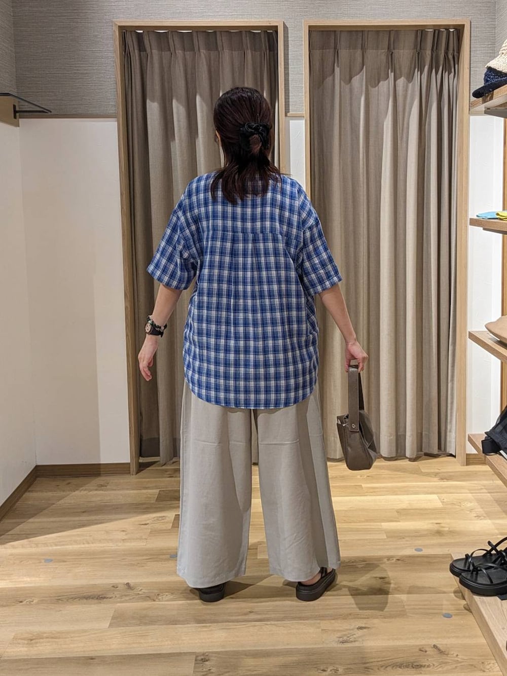 ブラウン系のサンダル、グレー系のその他パンツ、ホワイト系のタンクトップを着用したレディースの夏コーディネートの2枚目の写真
