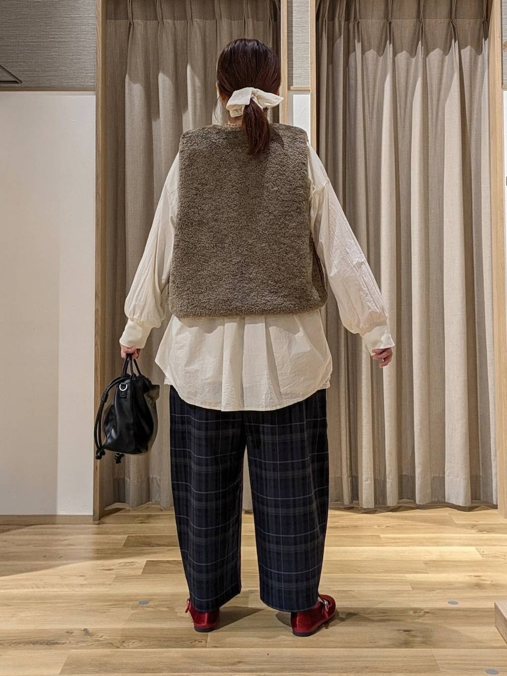 レッド系のその他シューズ、ブラック系のショルダーバッグ、ベージュ系のシャツ/ブラウスを着用したレディースの秋コーディネートの3枚目の写真
