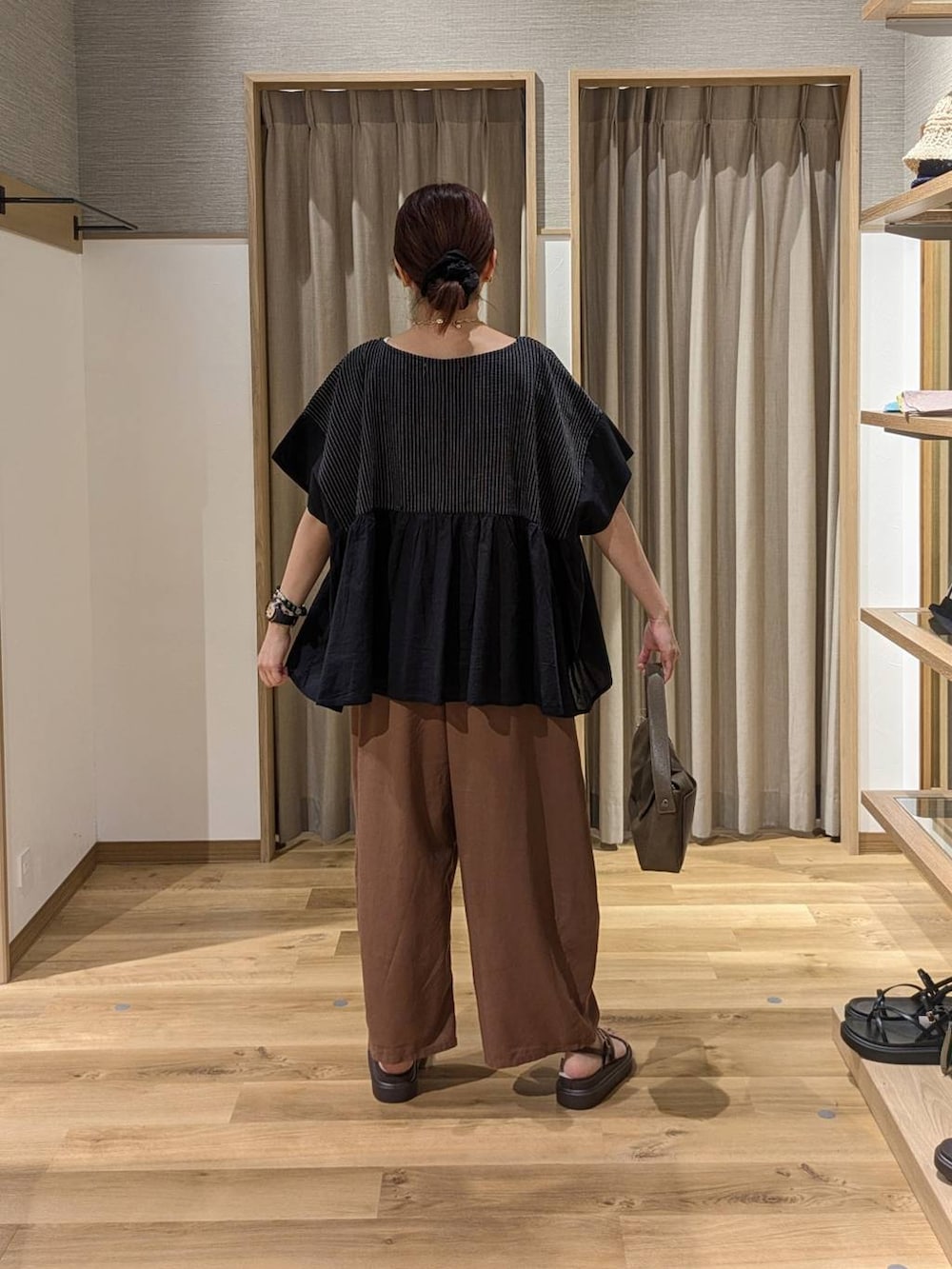 ブラウン系のサンダル、ブラウン系のその他パンツ、ブラウン系のショルダーバッグを着用したレディースの夏コーディネートの2枚目の写真
