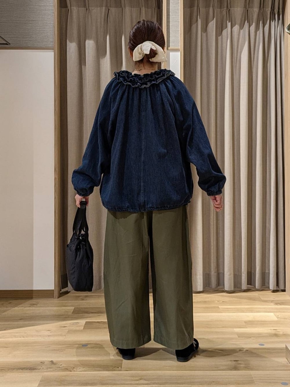 ブラック系のその他シューズ、グリーン系のその他パンツ、ブルー系のブルゾンを着用したレディースの秋コーディネートの3枚目の写真