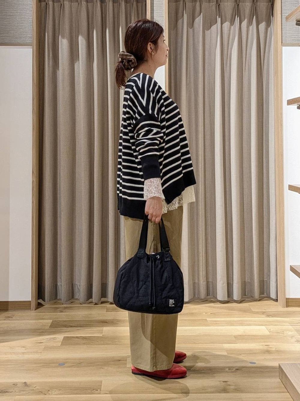 レッド系のその他シューズ、その他のTシャツ/カットソー、ブラック系のニット/セーターを着用したレディースの秋コーディネートの2枚目の写真