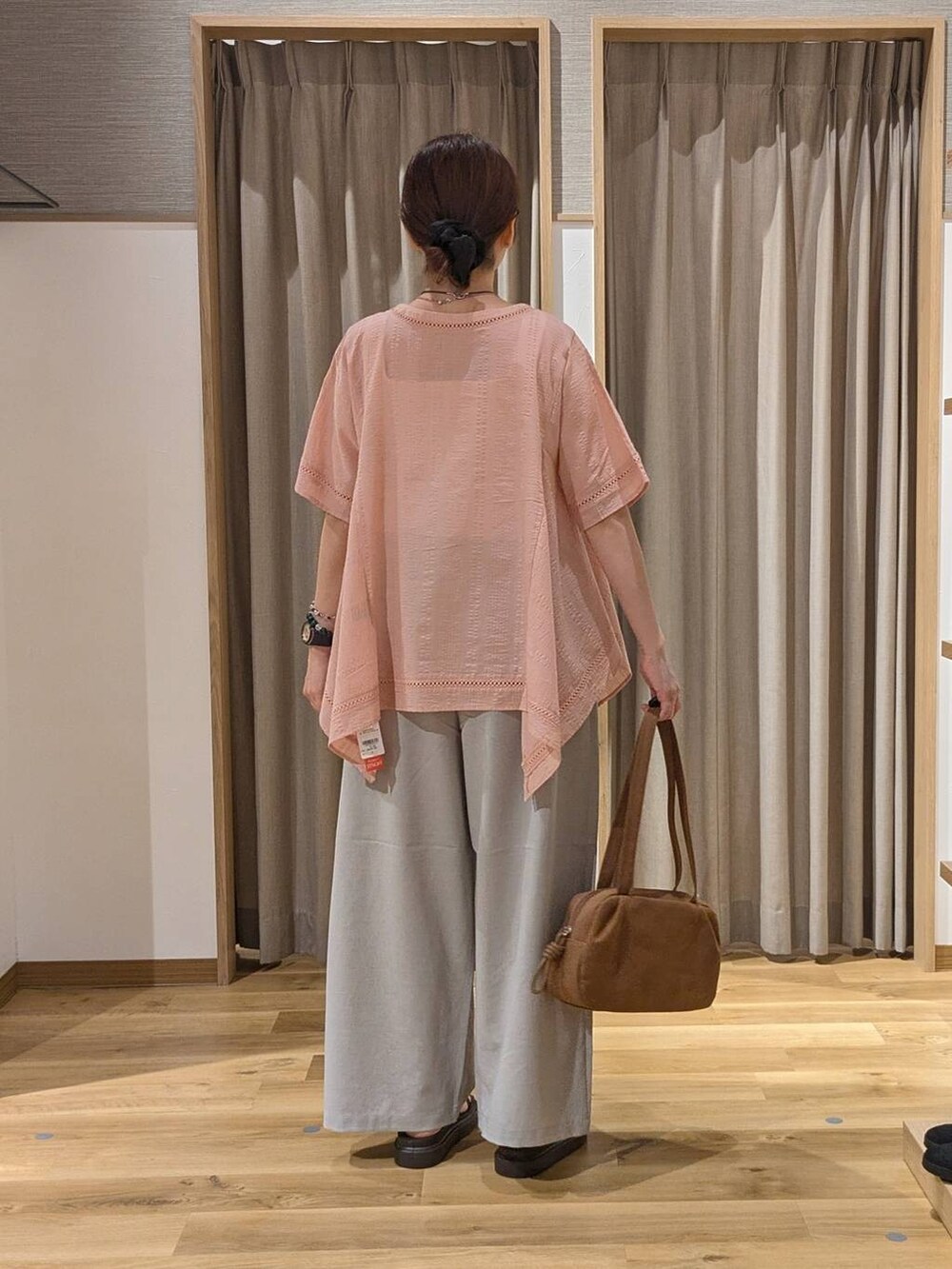 ブラウン系のショルダーバッグ、ブラウン系のサンダル、グレー系のその他パンツを着用したレディースの夏コーディネートの3枚目の写真