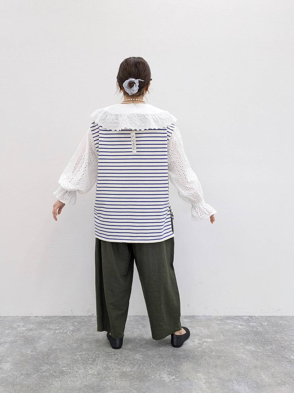 グレー系のパンプス、ホワイト系のTシャツ/カットソー、グリーン系のその他パンツを着用したレディースの春コーディネートの2枚目の写真