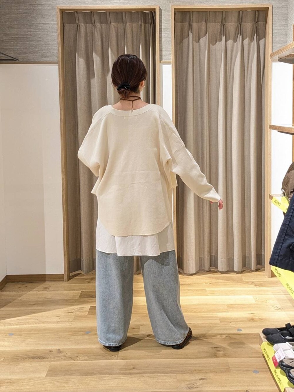 ブルー系のデニムパンツ、ブラウン系のパンプス、ベージュ系のタンクトップを着用したレディースの春コーディネートの2枚目の写真
