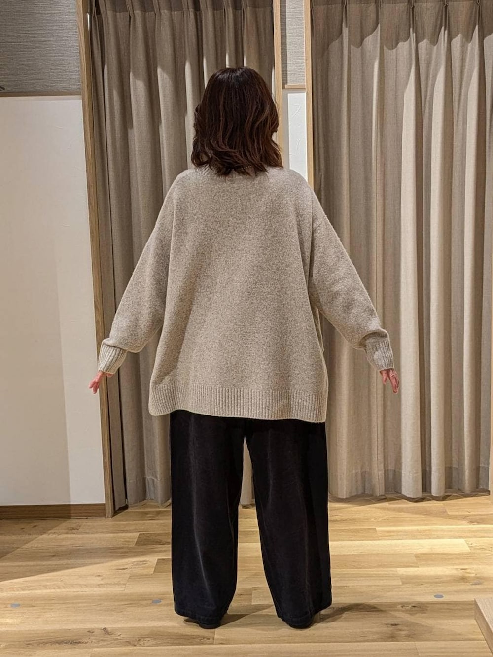 その他のその他パンツ、ベージュ系のニット/セーター、ブラウン系のショルダーバッグを着用したレディースの冬コーディネートの2枚目の写真