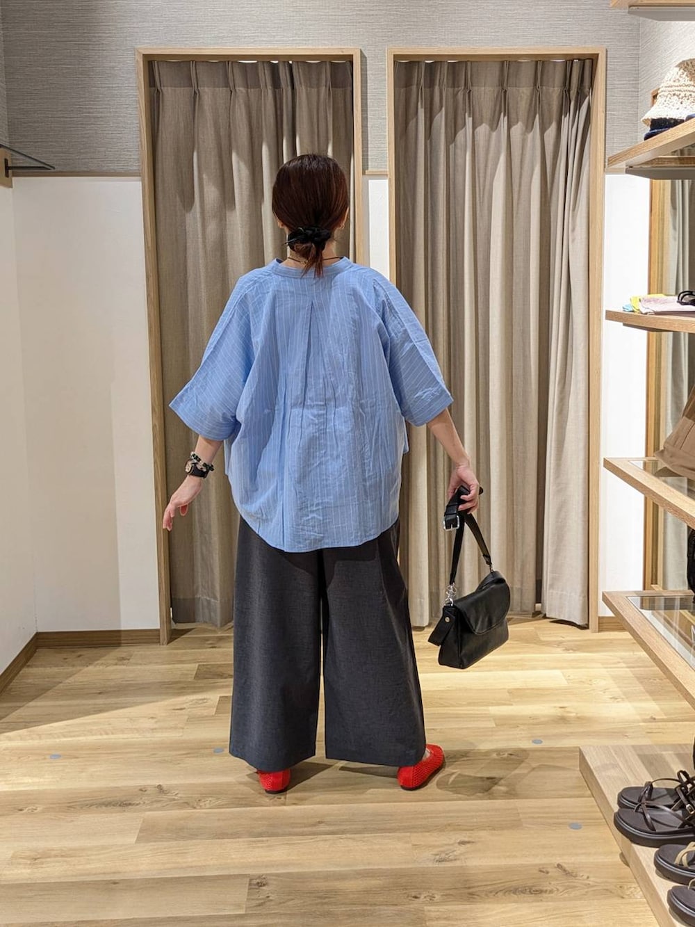 グレー系のその他パンツ、ホワイト系のTシャツ/カットソー、その他のテーラードジャケットを着用したレディースの夏コーディネートの2枚目の写真